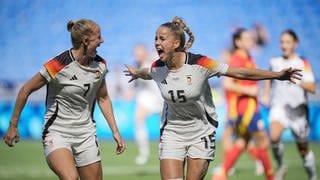 Giulia Gwinn (re.) jubelt nach ihrem Tor zum 0:1 mit Lea Schüller