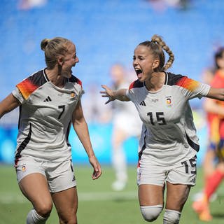 Giulia Gwinn (re.) jubelt nach ihrem Tor zum 0:1 mit Lea Schüller