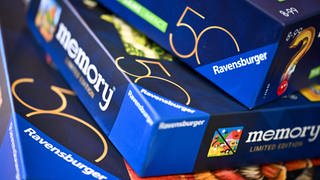 50 Jahre Ravensburger mit blauem Dreieck als Logo