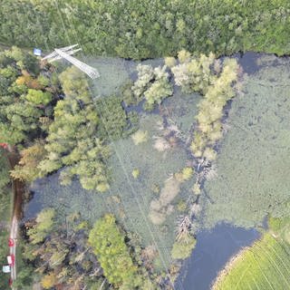 Ein Strommast steht unter Wasser