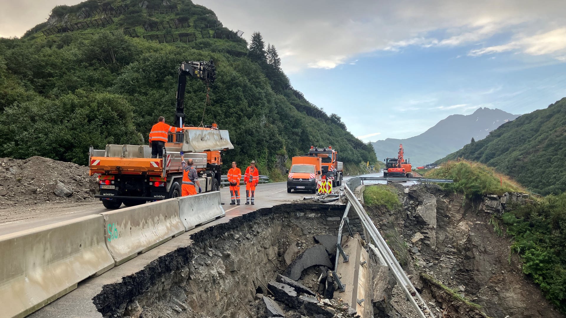 Schlechte Nachricht f&uuml;r Urlauber: Arlbergpassstra&szlig;e nach Murenabgang gesperrt