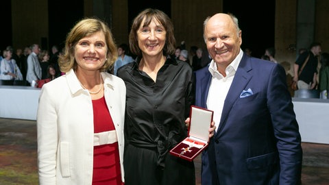 Elisabeth Sobotka (Mitte) hält Hohe Landesauszeichnung in der Hand