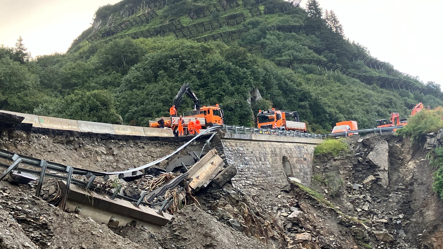 Arbeiter sind damit beschäftigt, die Arlbergpassstraße nach dem Murenabgang zu reparieren.