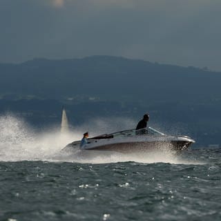 Ein Sportmotorboot fährt über den Bodensee.