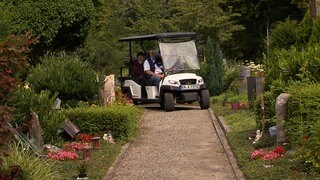 Ein Elektromobil auf dem Friedhof