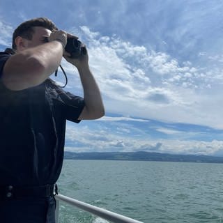 Mit dem Zollboot sind auf dem Bodensee vor Friedrichshafen Beamte unterwegs und suchen nach Schmuggelware