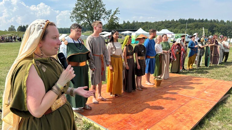 Modenschau mit römischer und keltischer Tracht, authentisch nachempfunden, beim Keltenfest auf der Heuneburg.