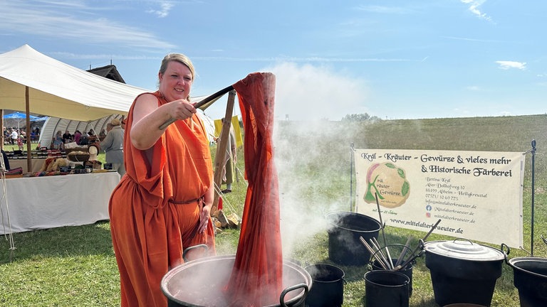 Stoffe färben nach antikem keltischen Verfahren auf der Heuneburg.