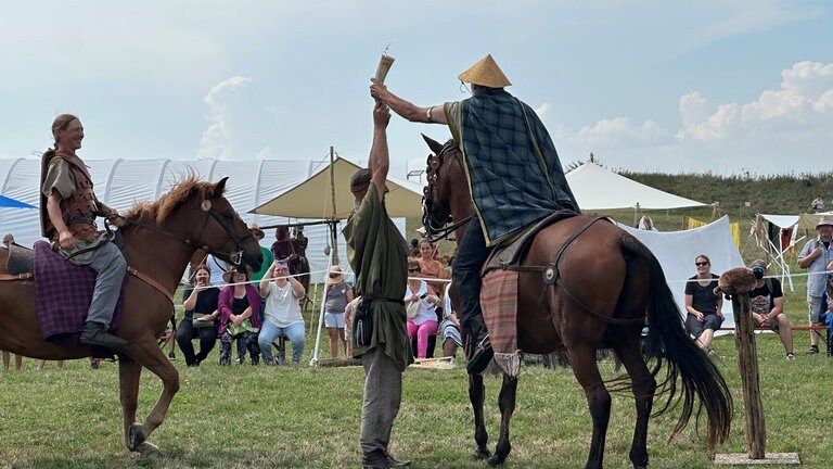 Viel Action bei den keltischen Reiterspielen auf der Heuneburg.