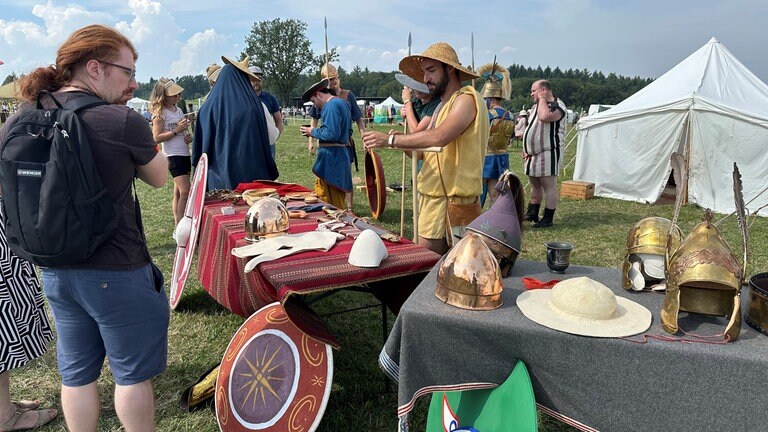 Beim Keltenfest auf der Heuneburg gab es unter anderem auch römische Helme zu bestaunen.