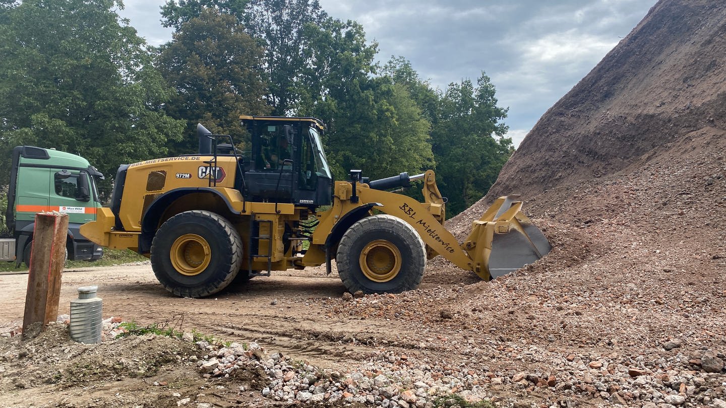 Material vom abgebrochenen Krankenhaus in Biberach wird nach Laupheim gebracht. Dort wird es für den Straßenbau genutzt.