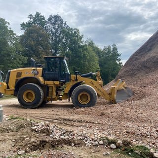 Material vom abgebrochenen Krankenhaus in Biberach wird nach Laupheim gebracht. Dort wird es für den Straßenbau genutzt.