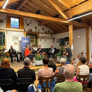 Wetterexperte Roland Roth im Gespräch mit SWR Moderatorin Tina Löschner.