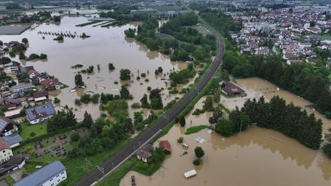 Anfang Juni: Das Hochwasser des Flusses Schussen überschwemmt Teile von Meckenbeuren.