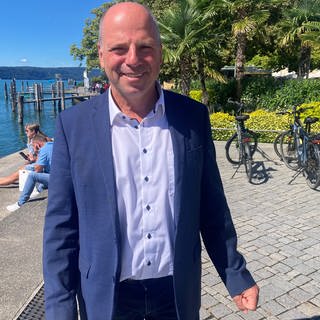 Martin Hahn (Grüne) an der Promenade in Überlinigen.