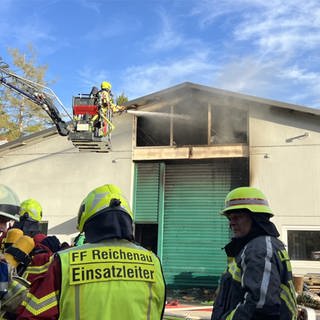 Eine Million Euro Schaden beim Brand einer Lagerhalle in Reichenau-Waldsiedlung