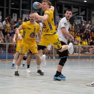 Handballer springt mit Handball in der Hand