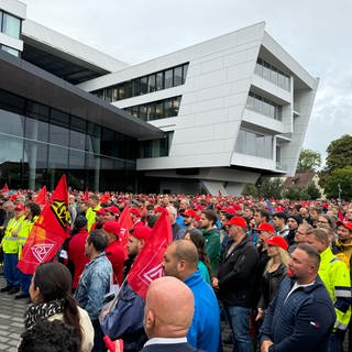 Beschäftigte von ZF Friedrichshafen protestieren gegen den geplanten Stellenabbau.