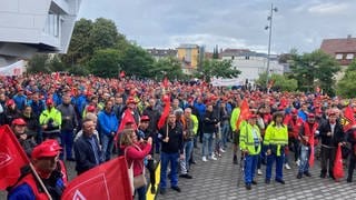 Dicht gedrängt standen die ZF-Beschäftigten am Dienstag vor der Konzernzentrale in Friedrichshafen.