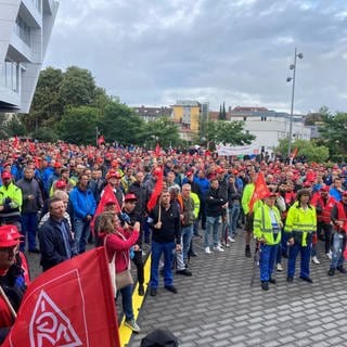 Dicht gedrängt standen die ZF-Beschäftigten am Dienstag vor der Konzernzentrale in Friedrichshafen.