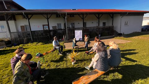 Teammeeting der Lernbegleiterinnen und -begleiter vor dem Horrachhof in Berg bei Ravensburg