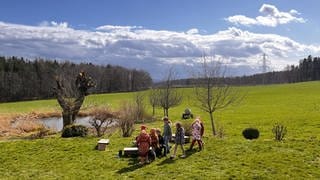 Unterricht im Freien: Kinder der Freien Naturschule Ravensburg erkunden ihre Umwelt