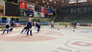 Die Eishockeyspieler der Ravensburg Towerstars trainieren auf der Eisfläche.