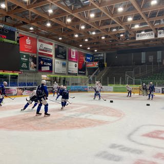 Die Eishockeyspieler der Ravensburg Towerstars trainieren auf der Eisfläche.