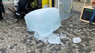 Der Eisklotz wird aus der Hütte geholt