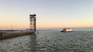 Die Autofähre aus Romanshorn vor Friedrichshafen mit dem Moleturm