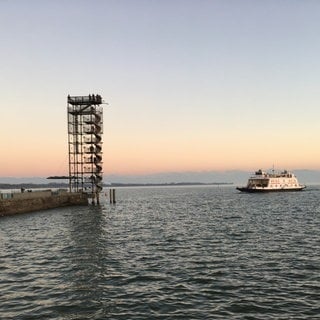 Die Autofähre aus Romanshorn vor Friedrichshafen mit dem Moleturm