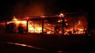 Feuer in einer landwirtschaftlichen Lagerhalle