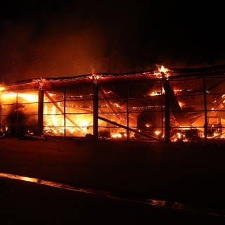 Feuer in einer landwirtschaftlichen Lagerhalle