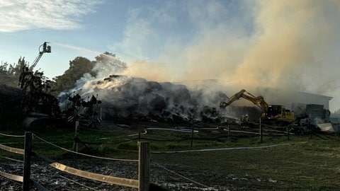 Löscharbeiten an einer Lagerhalle in Biberach laufen. 