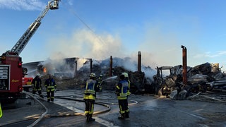 Löscharbeiten an einer Lagerhalle in Biberach laufen. 