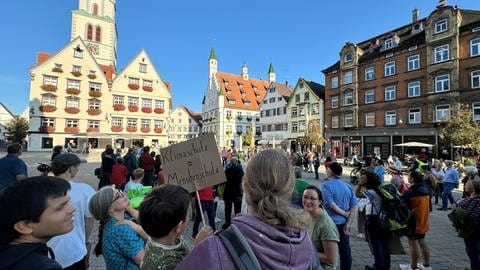 Demonstranten auf dem Marktplatz von Biberach