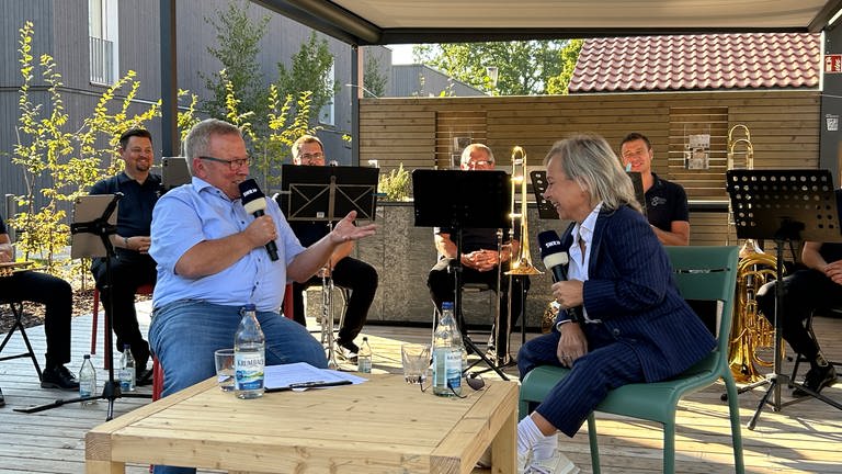 Tatort-Schauspielerin Christine Urspruch beim "Talk im Grünen" des SWR Studios Friedrichshafen