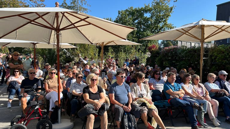 Tatort-Schauspielerin Christine Urspruch beim "Talk im Grünen" des SWR Studios Friedrichshafen