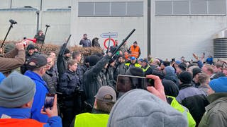 Demonstrierende treffen auf Polizisten beim Politischen Aschermittwoch der Grünen im Februar