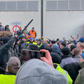 Demonstrierende treffen auf Polizisten beim Politischen Aschermittwoch der Grünen im Februar