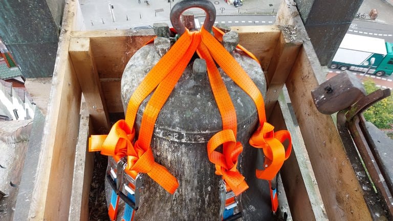 Die kaputte Glocke aus dem Turm des Schnetztors in Konstanz