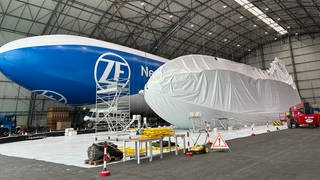 Der neue Zeppelin NT erhält seine Hülle in Friedrichshafen.