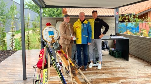 Skipionier Walter Strohmeier zusammen mit dem Präsidenten des Schwäbischen Skiverbands Jochen Müller und dem Skiinternatsleiter aus Furtwangen Niclas Kullmann