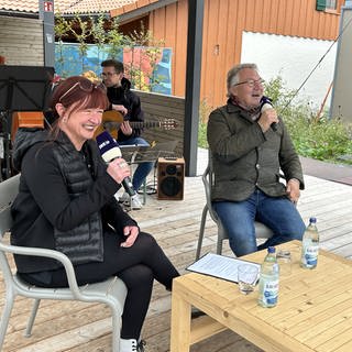 Ernst Hutter beim "Talk im Grünen" mit SWR-Moderatorin Marion Kynaß.