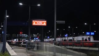 Ein Schild zeigt Bombenalarm an einem Gleis in Bregenz.