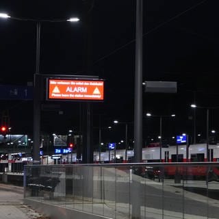 Ein Schild zeigt Bombenalarm an einem Gleis in Bregenz.