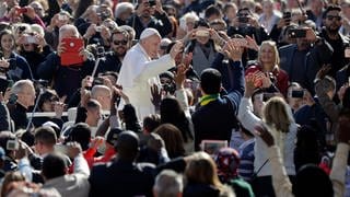 Papst Franziskus bei einer Generalaudienz auf dem Petersplatz