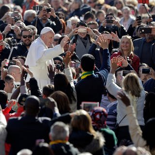 Papst Franziskus bei einer Generalaudienz auf dem Petersplatz