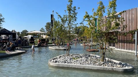 Ein Wasserspieltplatz, in dem Kinder plantschen und Floß fahren können.