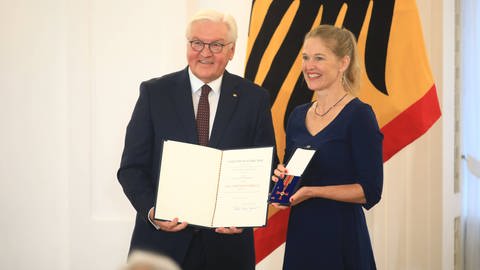  Bundespräsident Frank-Walter Steinmeier zeichnet am 1. Oktober in Schloss Bellevue 28 Bürgerinnen und Bürger zum Tag der Deutschen Einheit mit dem Verdienstorden der Bundesrepublik Deutschland aus. Dr. Antje von Dewitz, Tettnang Baden-Württemberg Familienunternehmerin bei Vaude, Umweltschützerin, Verteidigerin der Menschenrechte das sind für Antje von Dewitz keine Widersprüche.